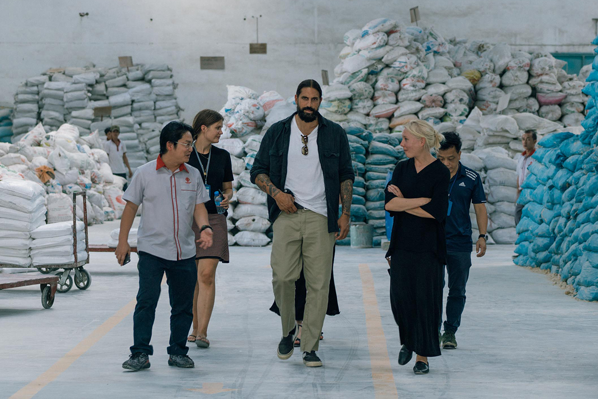 Yeah he's 1,95m / 6'5". Byredo's Ben Gorham collaborated with Ikea, resulting in a 13-piece collection named OSYNLIG.